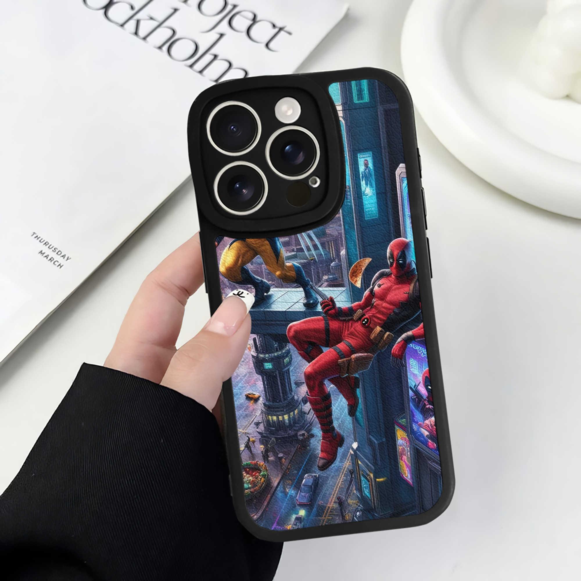 （画像用） Deadpool デッドプール 【iPhone 16シリーズ対応】シリコンスマホケース（レザー調） 材質：シリコン